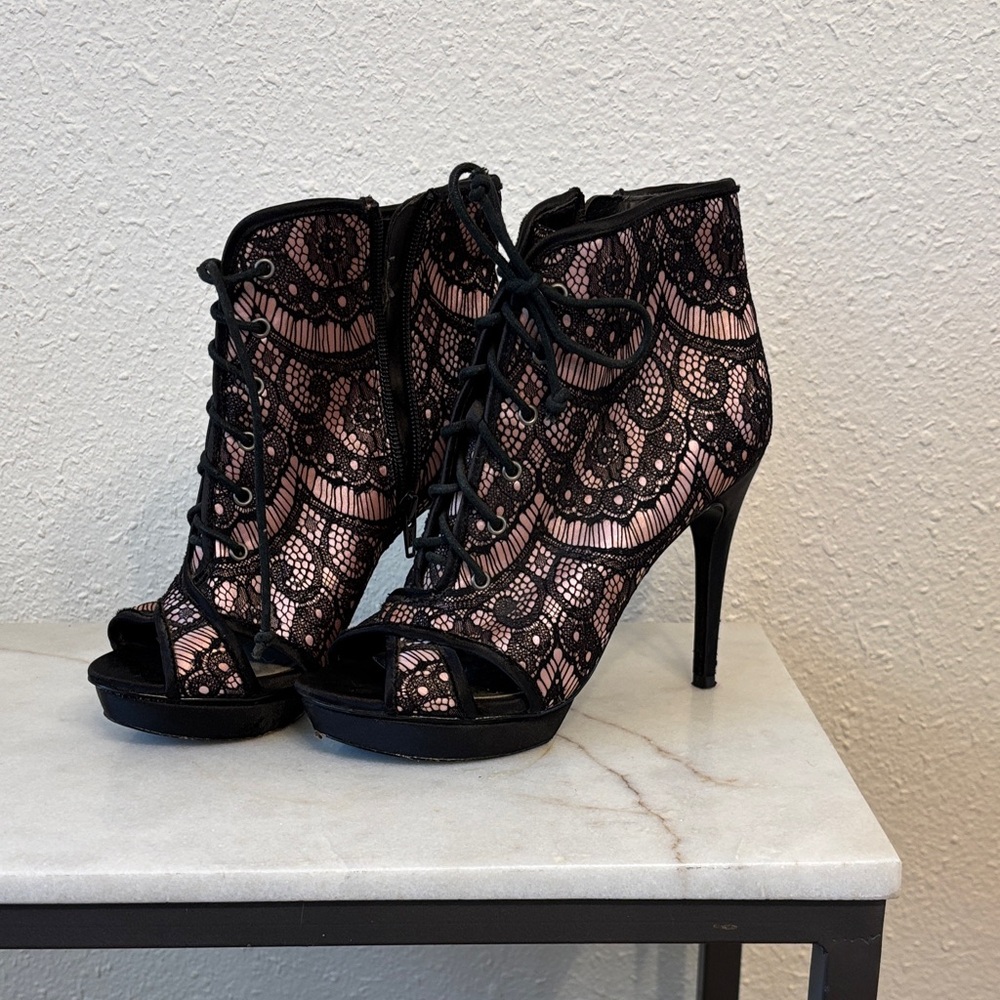 Queen Elegant Black and Pink Lace Heels